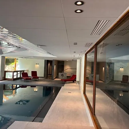 Tres Bel Avec Vue Exceptionnelle Et Piscine Interieure Dans La
